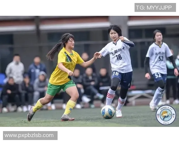 足球女童的梦想与成长：她们在绿茵场上的拼搏与坚持